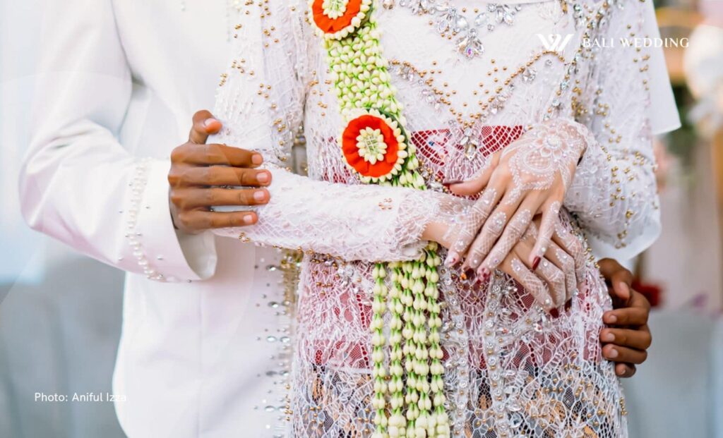 The pingitan indonesian wedding traditions from Java