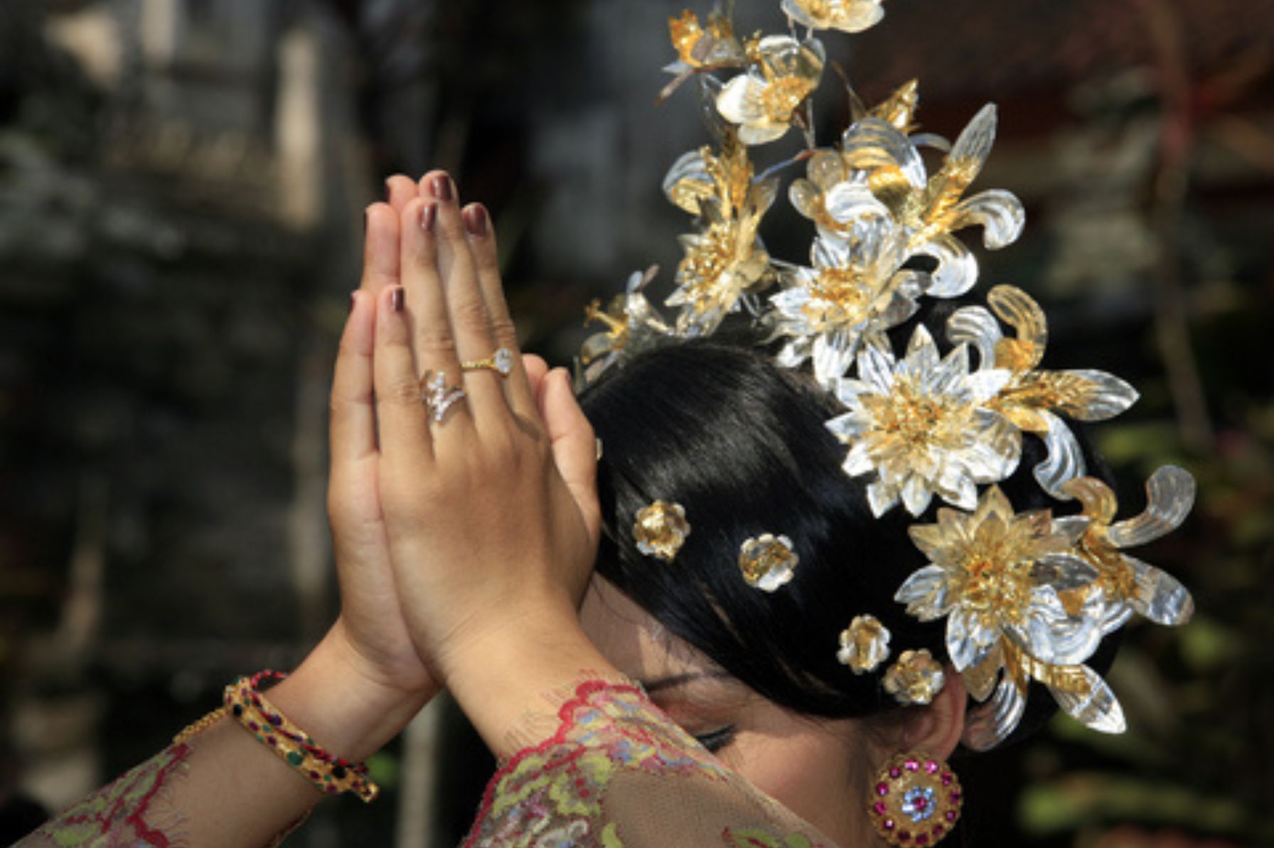 wedding traditions rituals indonesia