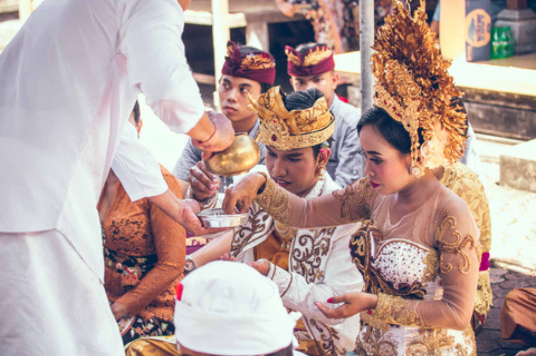 indonesian traditional wedding outfit