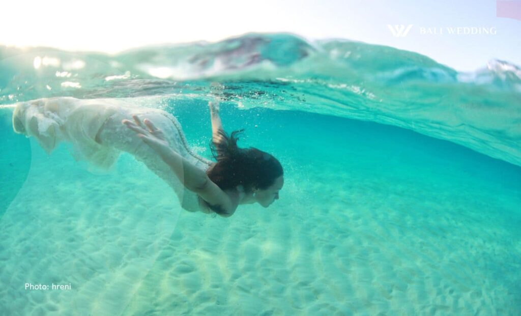 underwater prewedding photoshoot