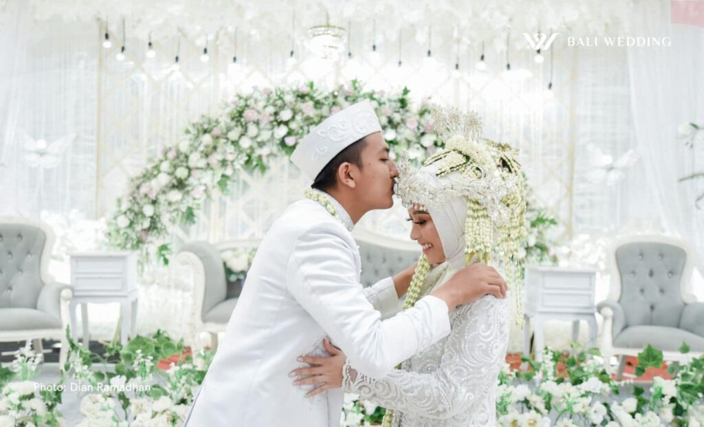 Indonesian attire javanese wedding