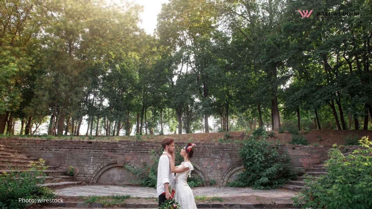 Outdoor amphitheater bride groom photography