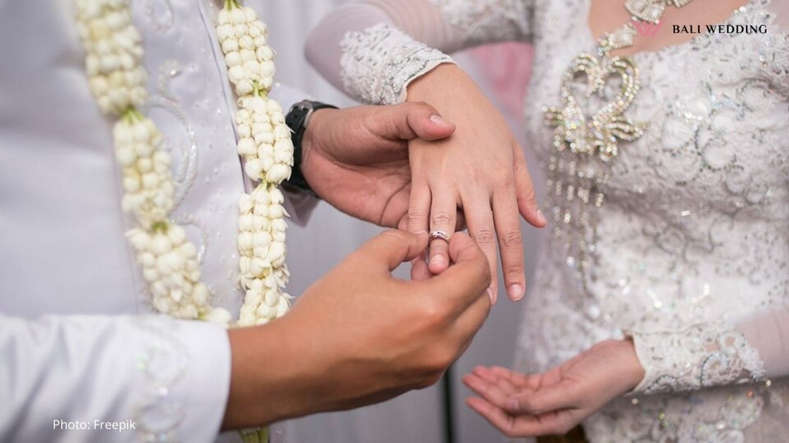 Pasang Cincin on Javanese Wedding