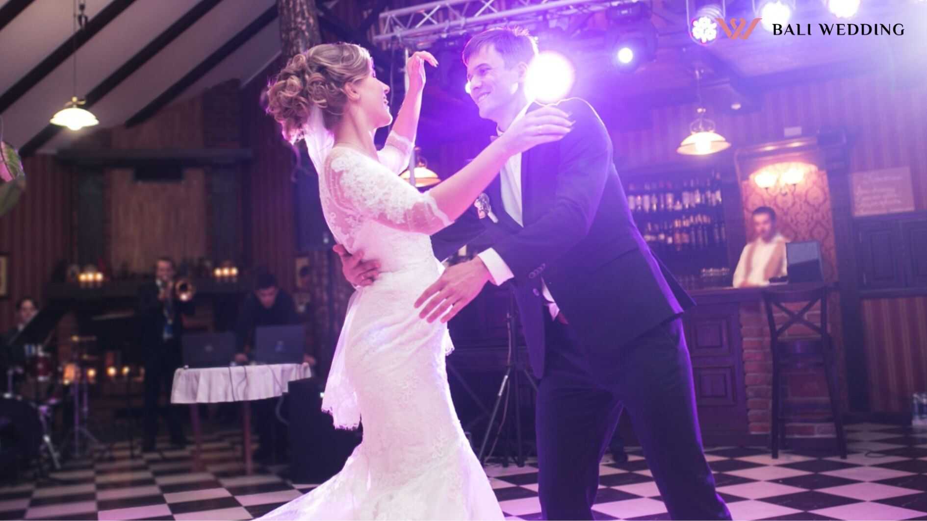 wedding band, Newlyweds dancing at their wedding