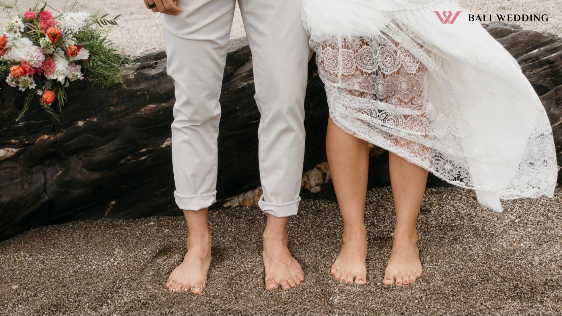 dekorasi pernikahan, Young woman and man having a beach wedding