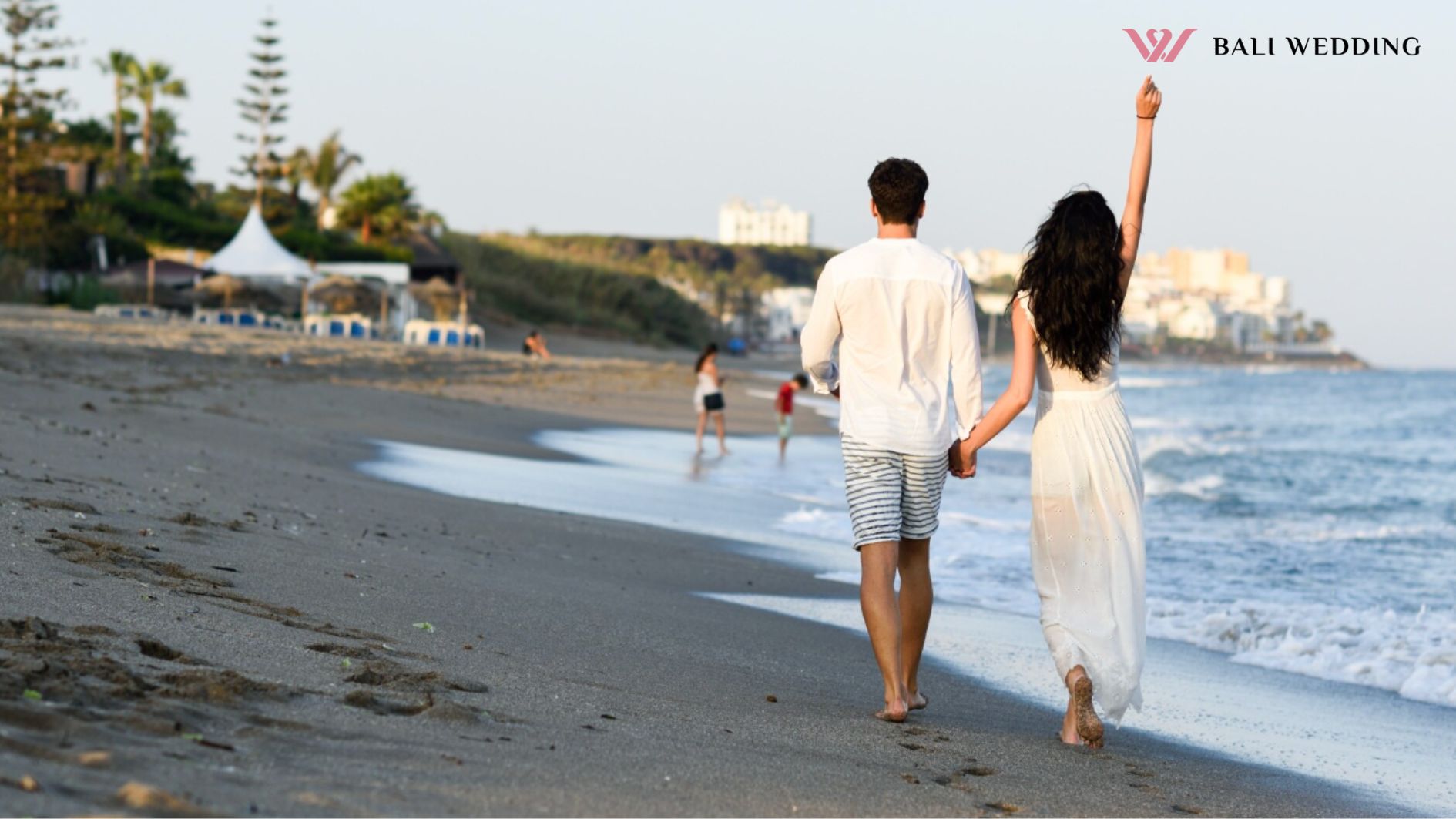 transportasi Bali, Man and woman walking hand in hand on the beach